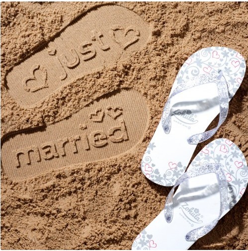 L'idea: ai piedi di sposi e invitati arrivano le wedding flip flops -  Sposi Magazine