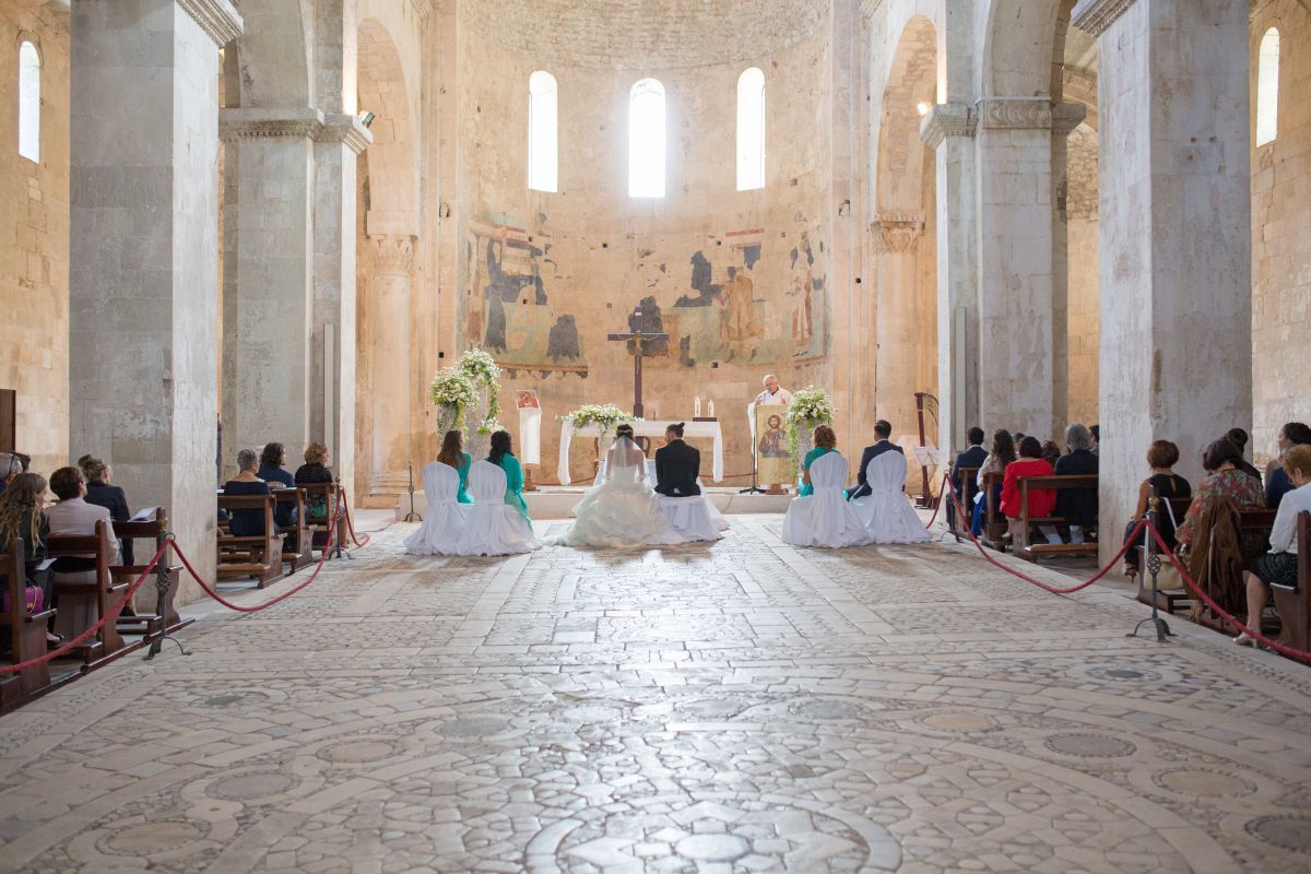 Per il loro matrimonio in stile medievale, Jessica e Lorenzo hanno scelto l'Abbazia di San Liberatore alla Maiella, nel comune di Serramonacesca in provincia di Pescara