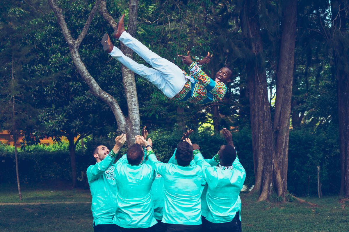 I testimoni festeggiano lo sposo in uno dei matrimoni in Kenya immortalati da Andrea Materia