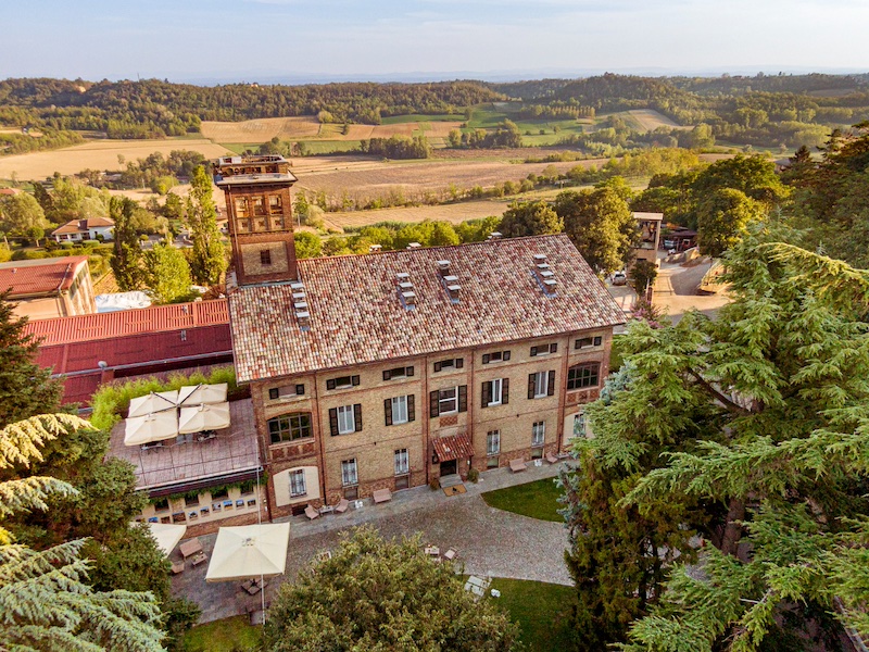 In questa foto l'immagine della facciata di mazzetti d'altavilla una location di matrimonio suggestiva in italia