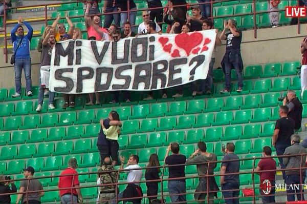 foto di proposta di matrimonio allo stadio San Siro con uno striscione allo stadio San Siro con scritto mi vuoi sposare