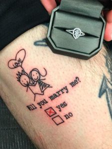 foto di un tatuaggio con la proposta di matrimonio
