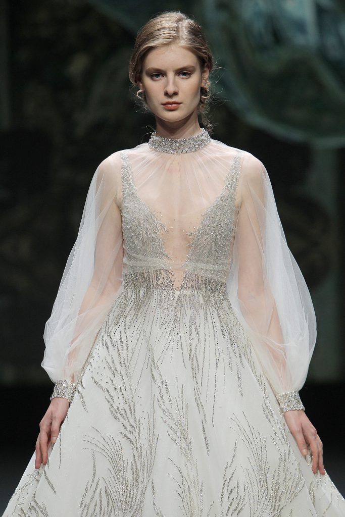 In questa foto un prezioso abito da sposa firmato The Atelier Couture 2021 indossato da una modella alla VBBFW20