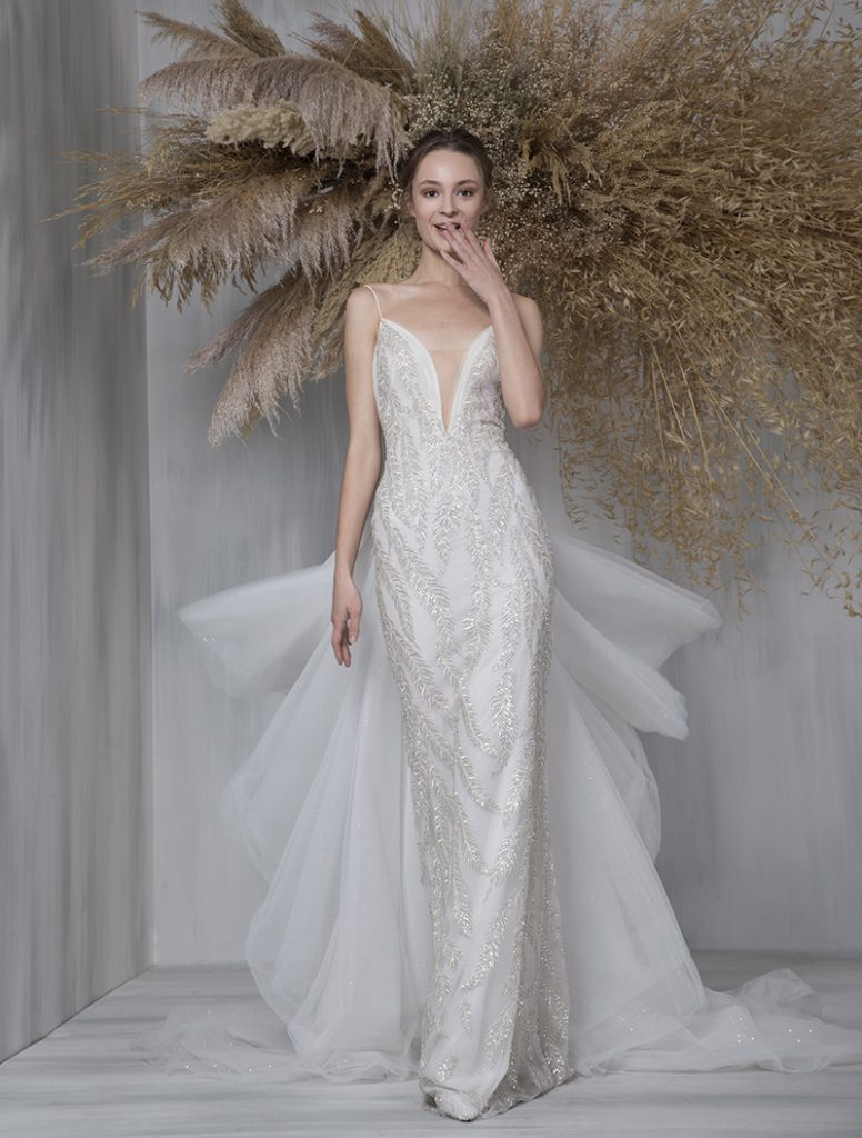 In questa foto  un abito da sposa gioiello della collezione Tony Ward 2021