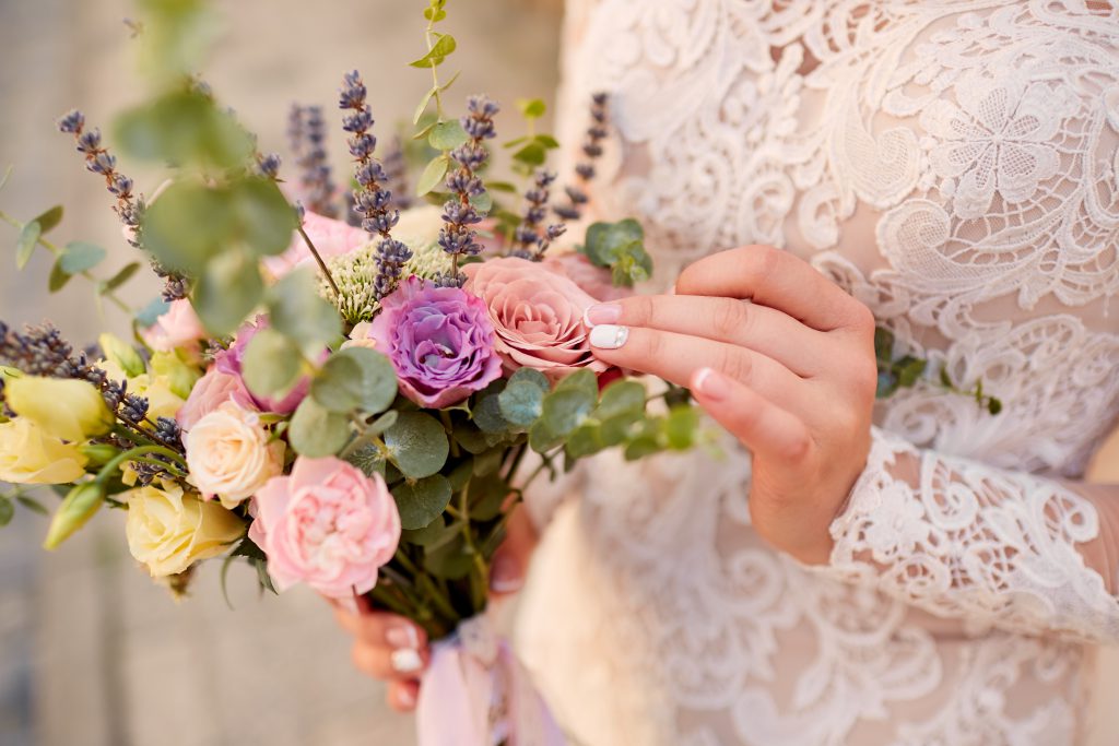 In questa foto un colorato bouquet sposa 2021. 