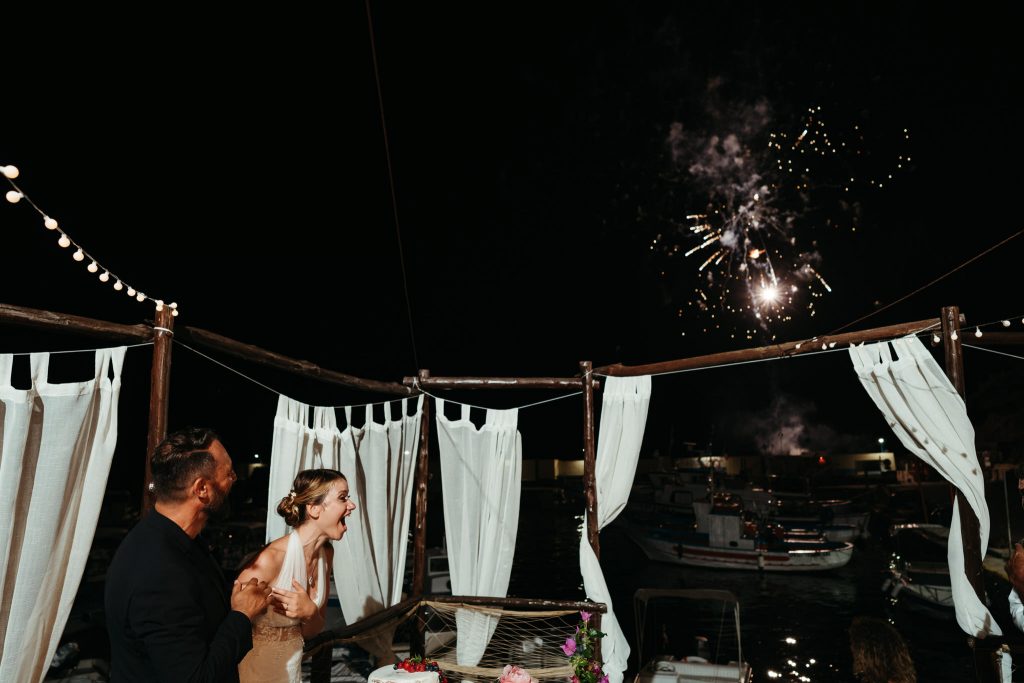 Uno scatto romantico del matrimonio organizzato ad Ustica da Sofia Gangi