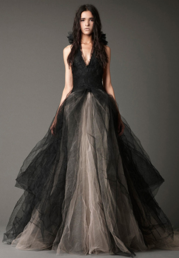 In questa foto una modella indossa l'iconico abito da sposa nero di Vera Wang