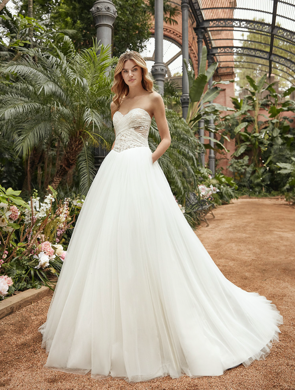 In questa foto una modella indossa un abito da sposa ampio della collezione Studio San Patrick 2021