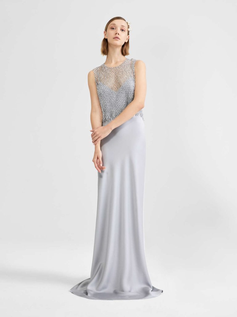 In questa foto una modella indossa un abito da sposa grigio perla di Max Mara Bridal