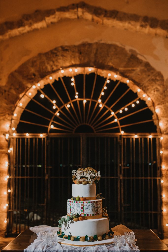 In questa foto una wedding cake a tema siciliano con gli agrumi