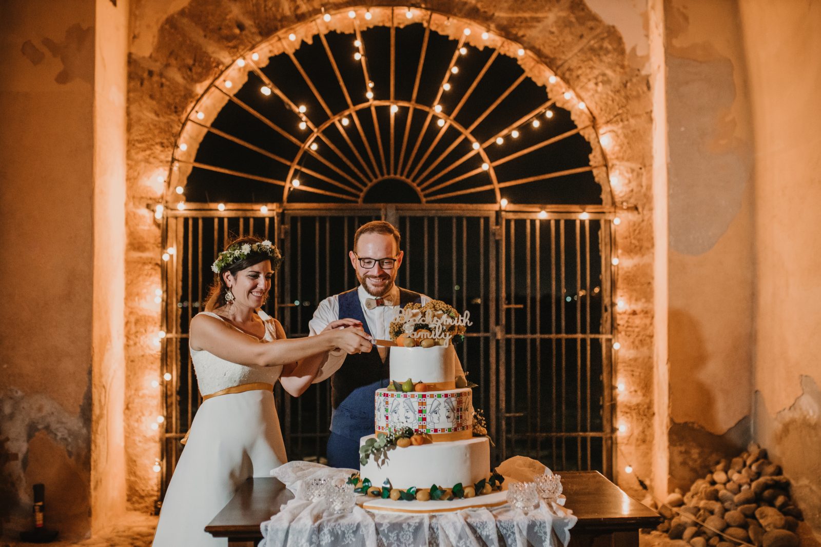 In questa foto gli sposi al taglio della wedding cake nel matrimonio siciliano di Antonella Candido di Candido Wedding