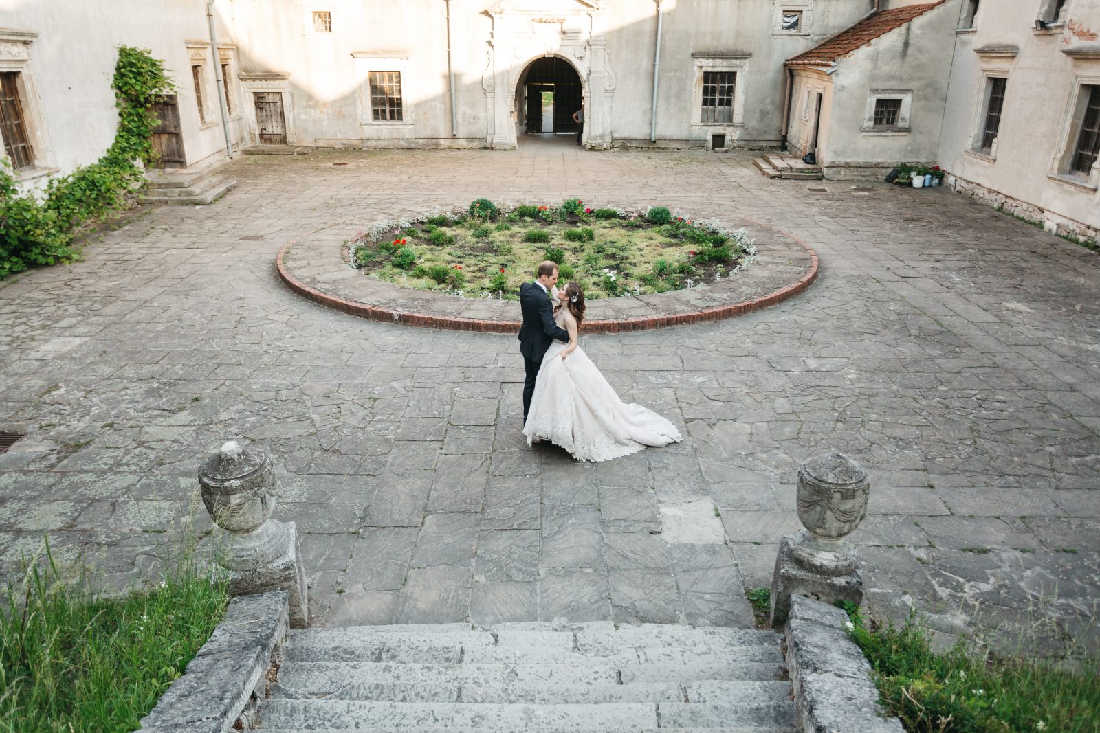 In questa foto una coppia di sposi danza nella corte di un castello