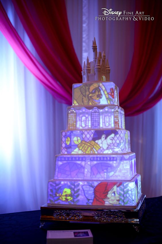 In questa foto una torta di matrimonio a tema Disney mentre è illuminata dal Video Mapping