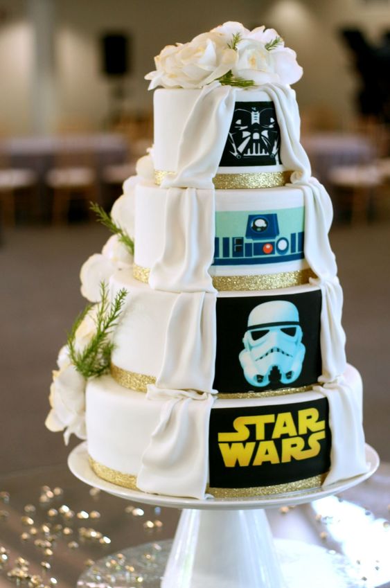 In questa foto una torta per matrimonio in stile Star Wars