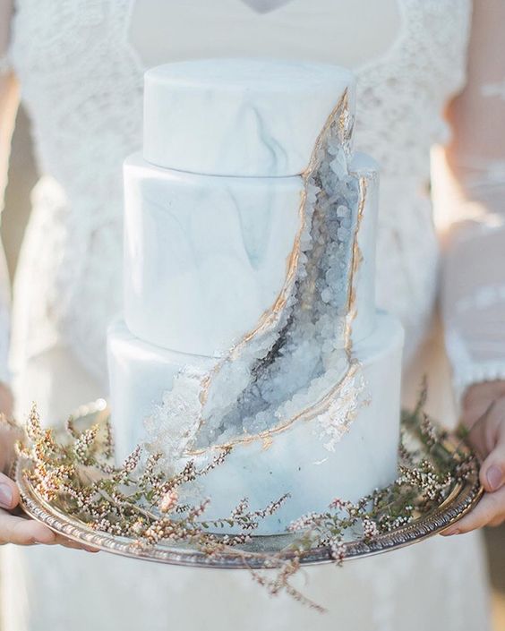 In questa foto una Geode Cake, la torta di matrimonio con lo squarcio