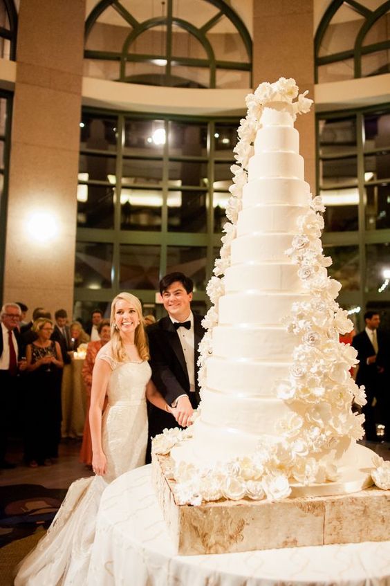 In questa foto una torta monumentale realizzata su 12 piani e con decorazioni floreali