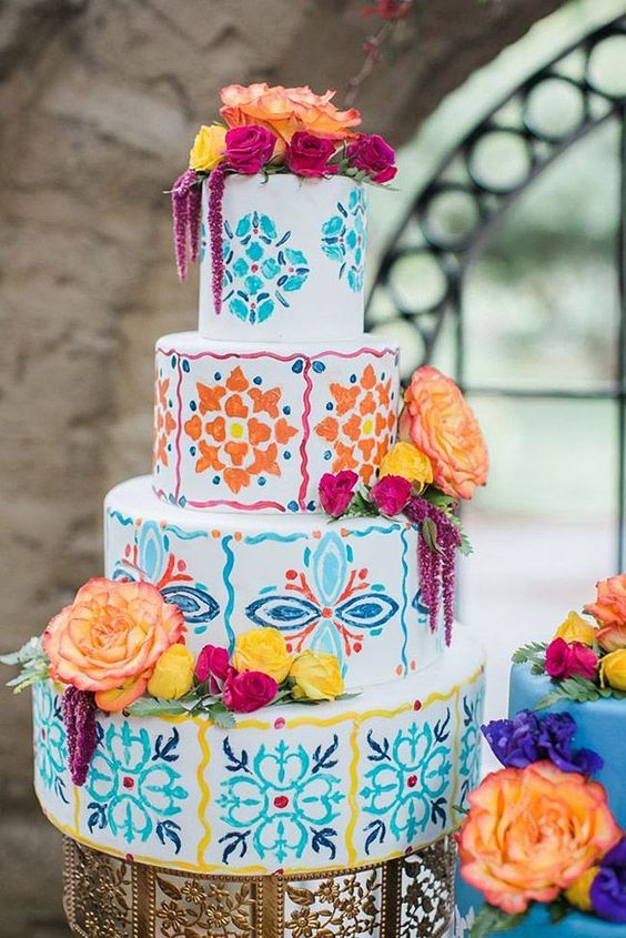 In questa foto una torta di matrimonio in stile messicano, super colorata