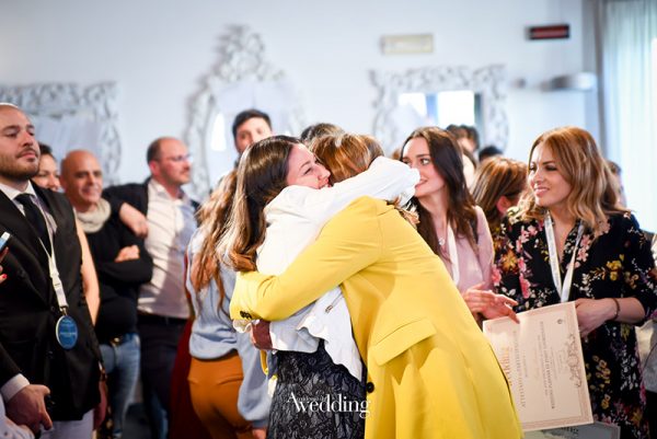 Una giovane wedding planner abbraccia Cira Lombardo al termine di un corso di Accademia del Wedding