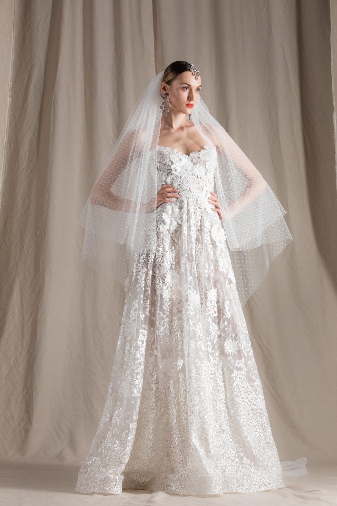 In questa foto una modella indossa un abito da sposa Naeem Khan 2022 presentato alla New York Bridal Fashion Week 2021