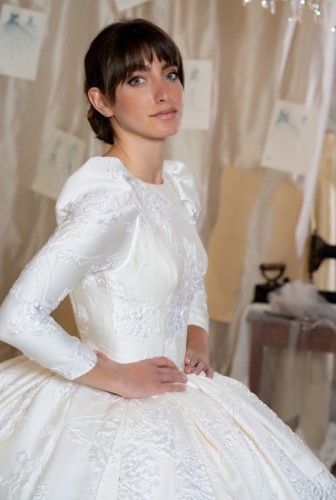 In questa foto una modella indossa un abito da sposa Amelia Casablanca 2022 presentato alla New York Bridal Fashion Week 2021 