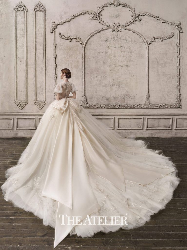 In questa foto una modella indossa un abito da sposa The Atelier Couture by Jimmy Choo 2022, presentato alla New York Bridal Fashion Week 2021