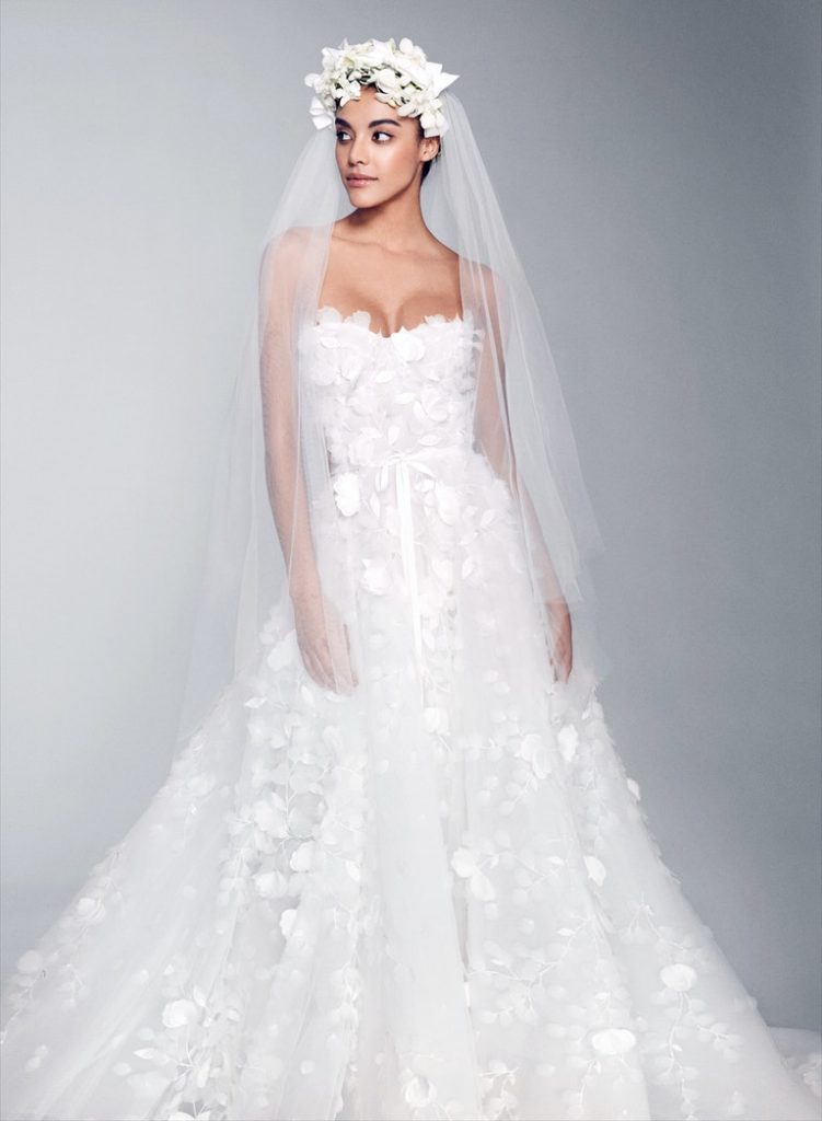In questa foto una modella indossa un abito da sposa Marchesa Bridal 2022 presentato alla New York Bridal Fashion Week 2021 