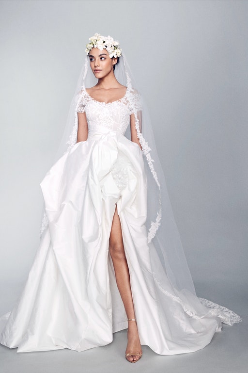 In questa foto una modella indossa un abito da sposa Marchesa 2022, presentato alla New York Bridal Fashion Week 2021