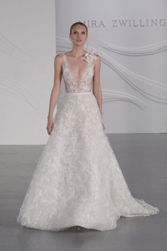 In questa foto una modella sfila con addosso un abito da sposa Mira Zwillinger 2022 presentato alla New York Bridal Fashion Week 2021
