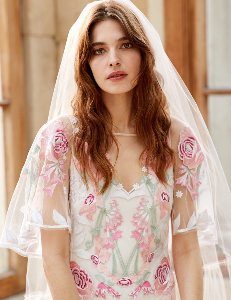 In questa foto una modella indossa un abito da sposa Temperly London  2022, presentato alla New York Bridal Fashion Week 2021