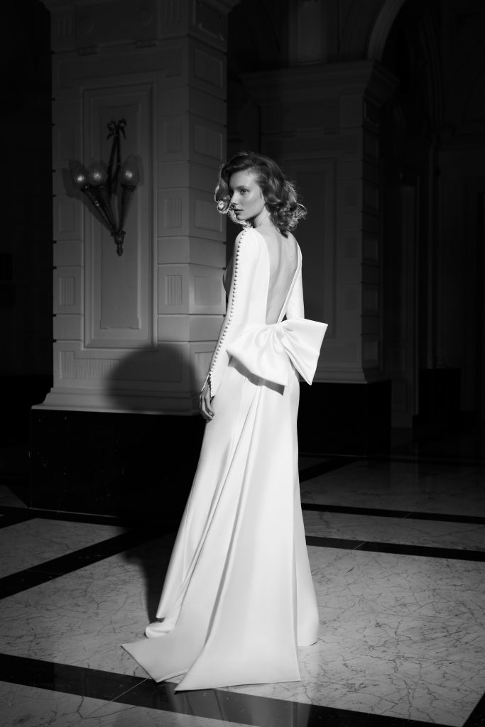 In questa foto una modella indossa un abito da sposa Viktor e Rolf Mariage 2022, presentato alla New York Bridal Fashion Week 2021