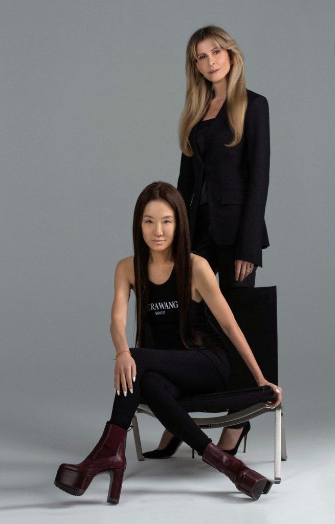 In questa foto la stilista Vera Wang seduta su una poltrona e alle sue spalle, in piedi, il Ceo di Pronovias, Amandine Ohayon 