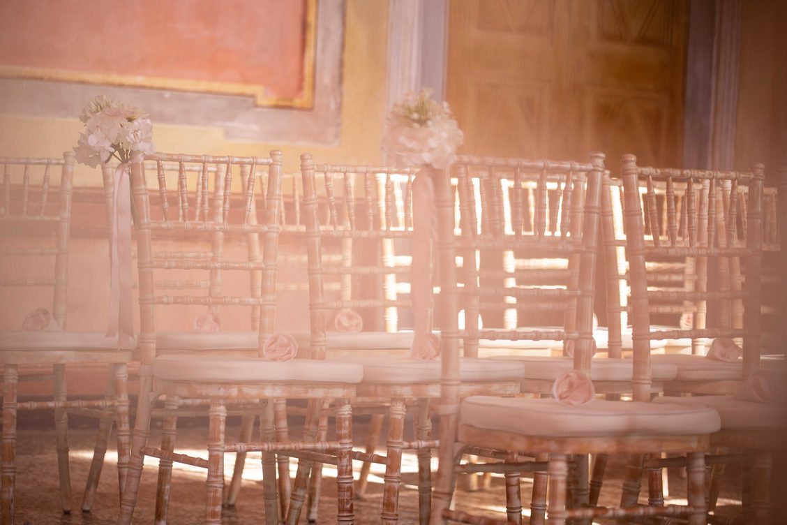 In questa foto le sedie disposte per un matrimonio vuote