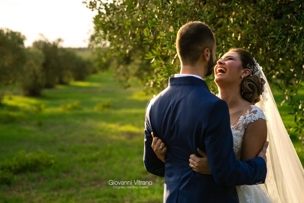 In questa foto di Giovanni Vitrano Wedding, cinema e fotografia gli sposi ridono felicemente