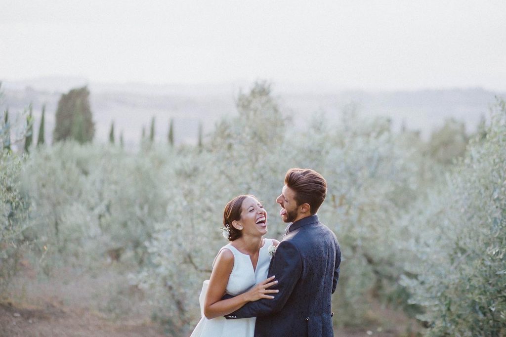 In questa foto di Sofia Balli Wedding studio una coppia sorride felicemente 