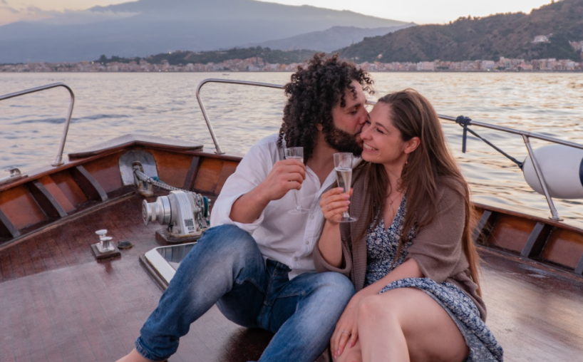 In questa foto i travel blogger Francesco e Veronica mentre brindano a bordo dell'imbarcazione su cui lui le ha fatto la proposta di matrimonio. Saranno i protagonisti del format Wed in Italy