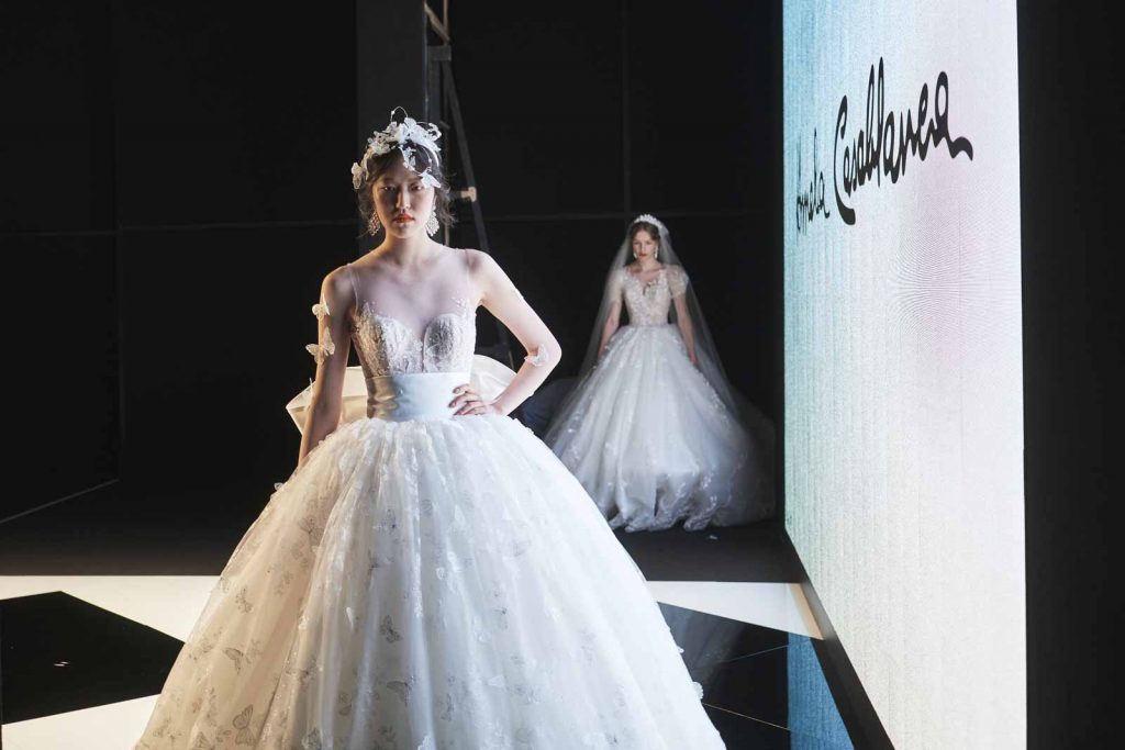 In questa foto un abito della collezione sposa 2022 di Amelia Casablanca con le farfalle in primo piano