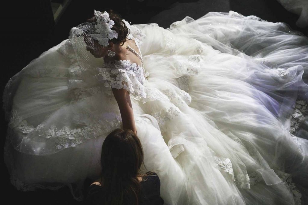 In questa foto un modello della collezione sposa 2022 di Amelia Casablanca da vera principessa