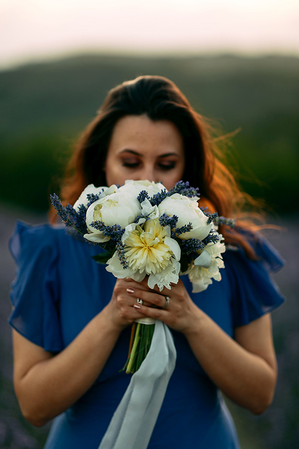 In questa foto Giorgia con un bouquet regalatole da Andrea durante la proposta di matrimonio