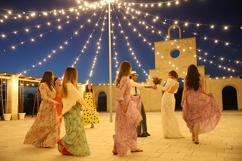 Il momento del ballo degli sposi con attorno le amiche della sposa