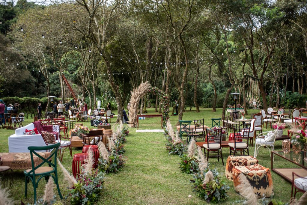 In questa foto l'allestimento di un matrimonio civile su un prato con pampas e tappeti multicolor