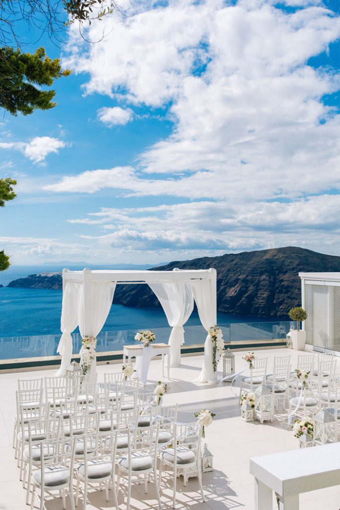 In questa foto l'allestimento per un matrimonio civile a tema bianco su una terrazza esposta sul mare