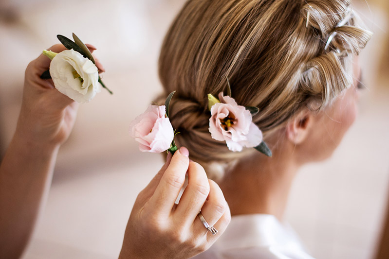 In questo scatto un emozionante  momento della preparazione della sposa