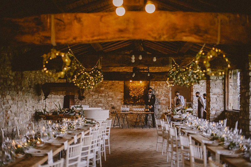 In questa foto tavoli allestiti in stile boho-chic in un matrimonio firmato Giorgia Planner