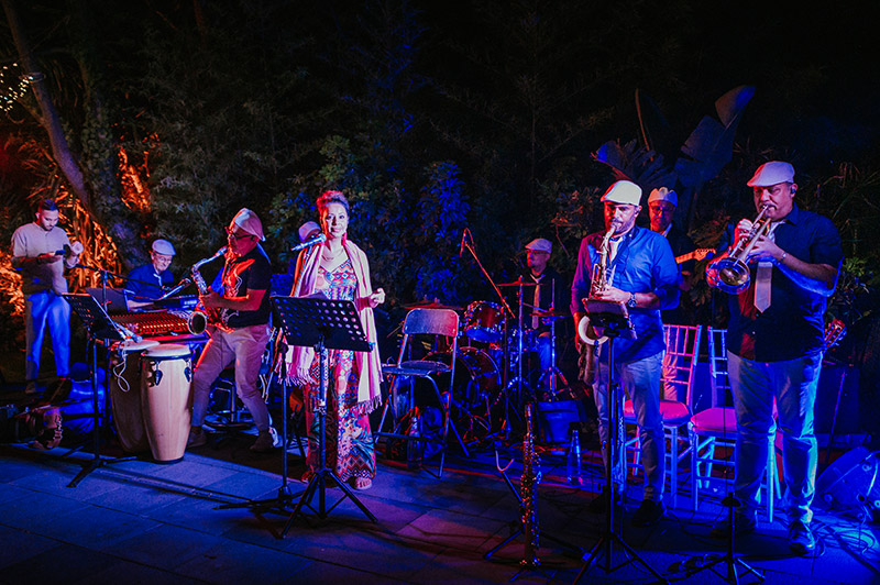 In questa foto un gruppo musicale canta dal vivo alle nozze di Anna e Francesco