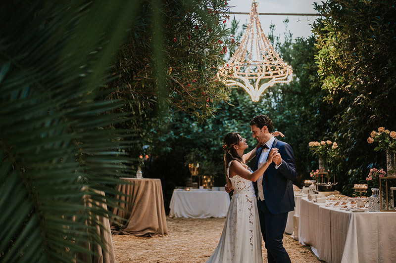 In questa foto il primo ballo degli sposi in una magica location