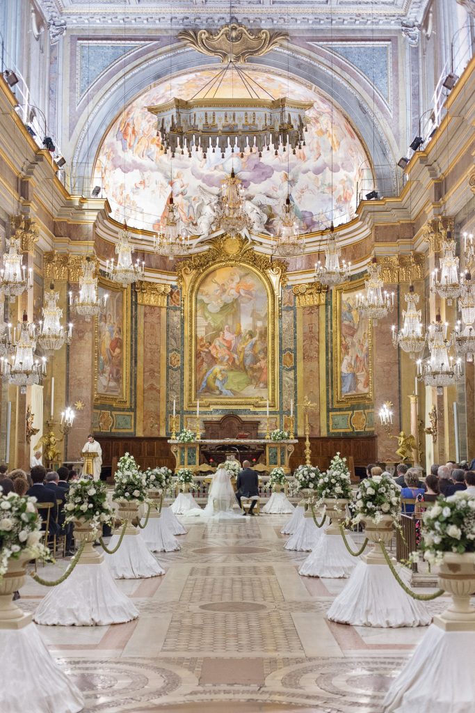 La Piccola Selva di Omegna - Un lungo tappeto bianco, insieme agli addobbi  floreali, possono fare davvero la differenza nell'allestimento di una  chiesa per un matrimonio!