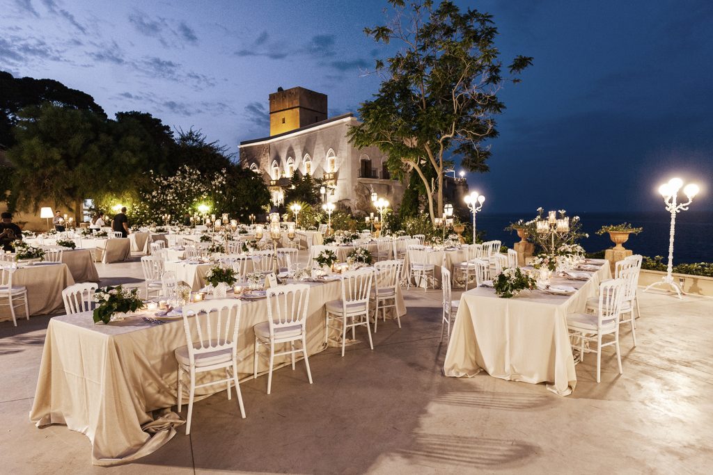 In questa foto la terrazza del Castello di Solanto allestita per un matrimonio con tavoli imperiali posizionati in obliquo