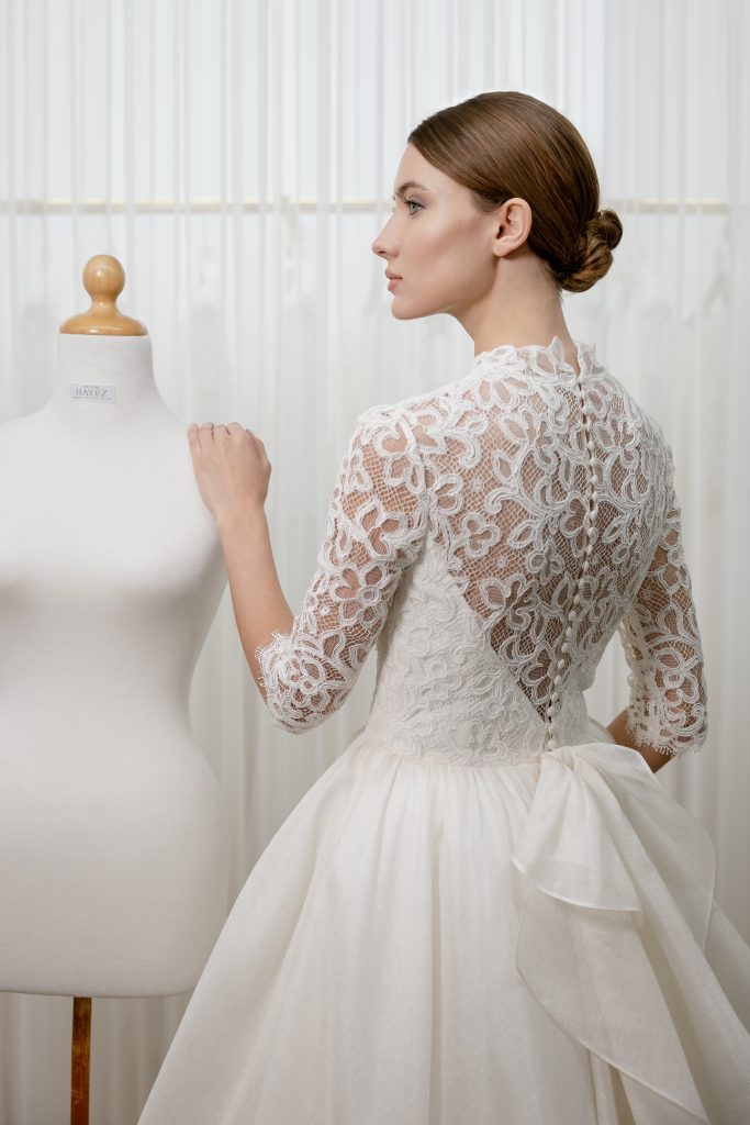 In questa immagine un modello della nuova collezione Couture Hayez 2022 con la schiena ricamata dal prezioso pizzo