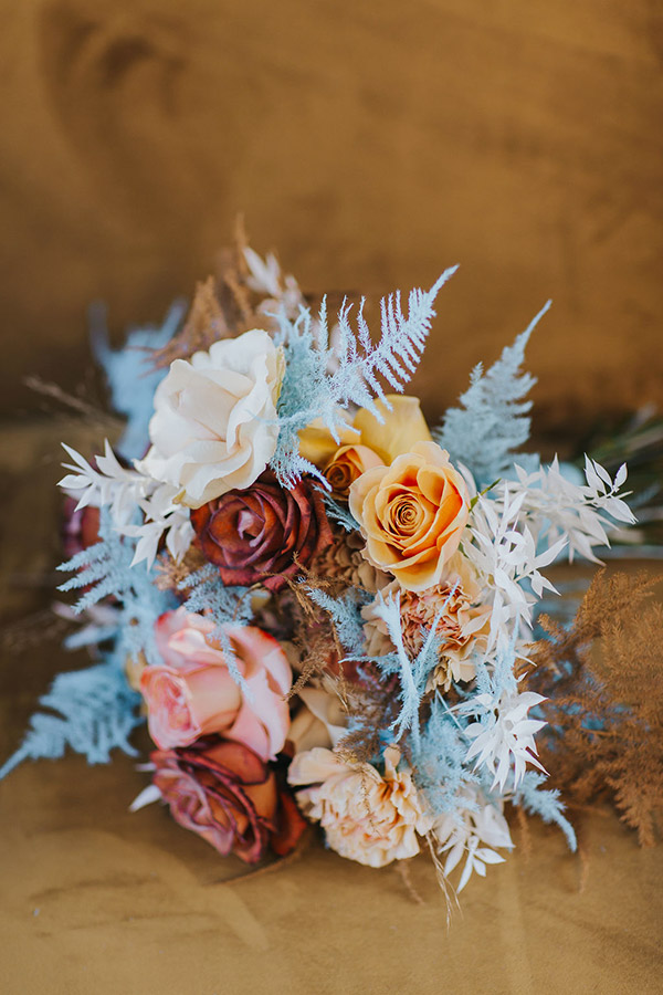 In questa foto il bouquet della sposa dai toni del bianco, caramello e turchese 