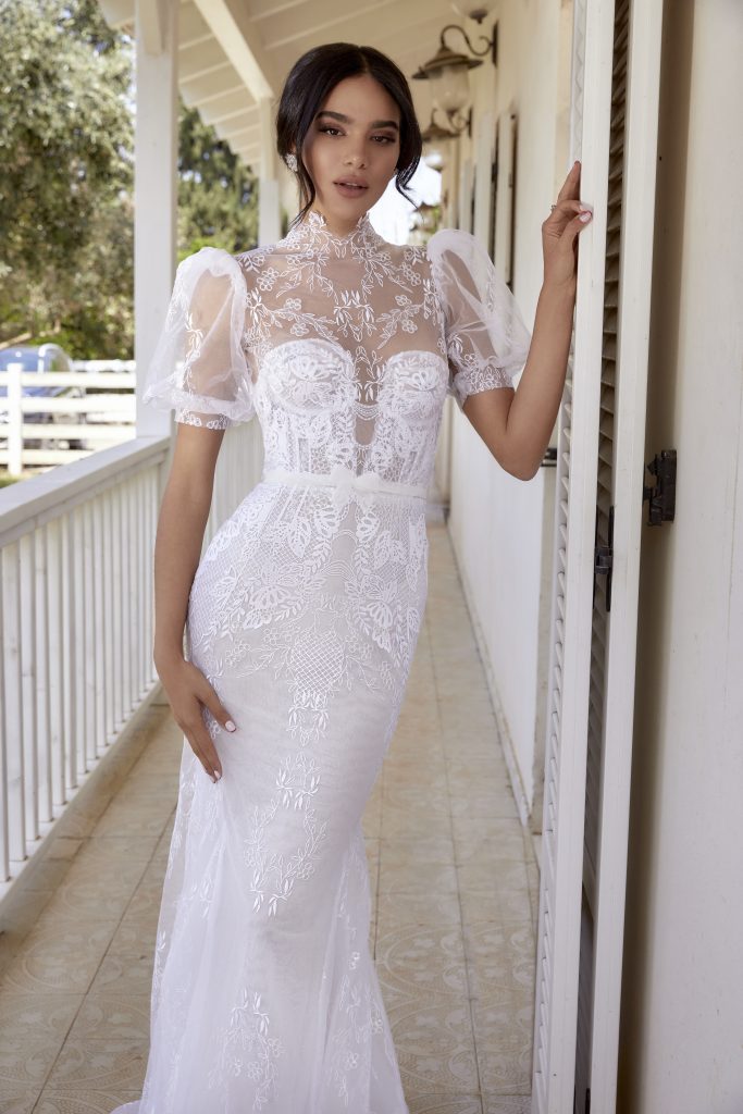 In questa immagine un modello della collezione 2022 Graces Loves Lace con maniche e decorazioni in pizzo